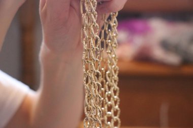 Altın zincirler yakın görünüm