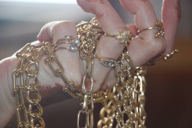 Altın yüzükler ve bilezikler yakın görünüm