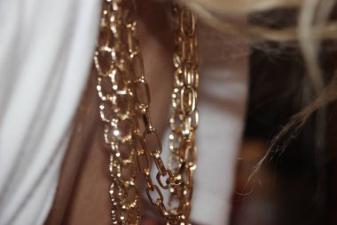 Altın zincirler yakın görünüm