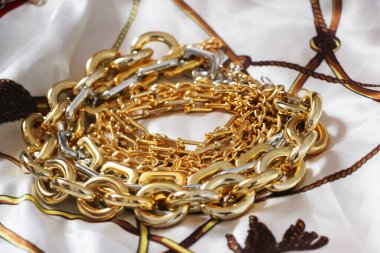 Zincirlerin kolyesinin yakın çekimi.