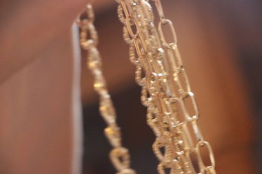 Altın zincirler yakın görünüm