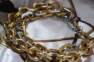 Altın zincirler yakın görünüm