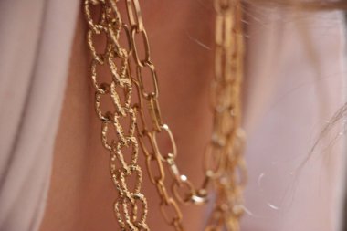 Mücevher takan güzel bir kadının yakın plan fotoğrafı.