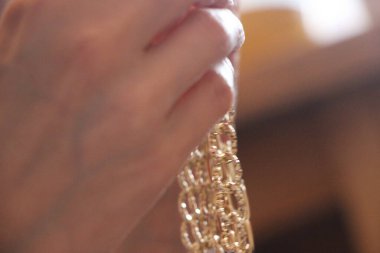 Altın zincirler yakın görünüm