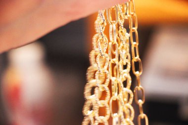 Altın zincirler yakın görünüm