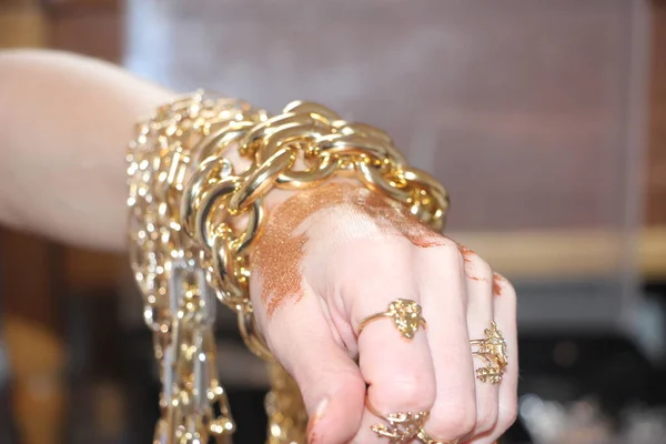 Arany Gyűrűk Karkötők Közeli Kilátás — Stock Fotó
