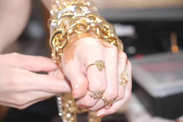 Anéis Dourados Pulseiras Vista Perto — Fotografia de Stock