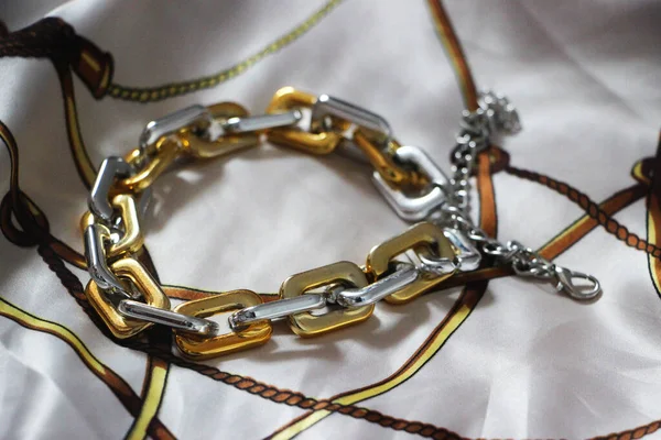 Golden Chains Close View — Stock Photo, Image