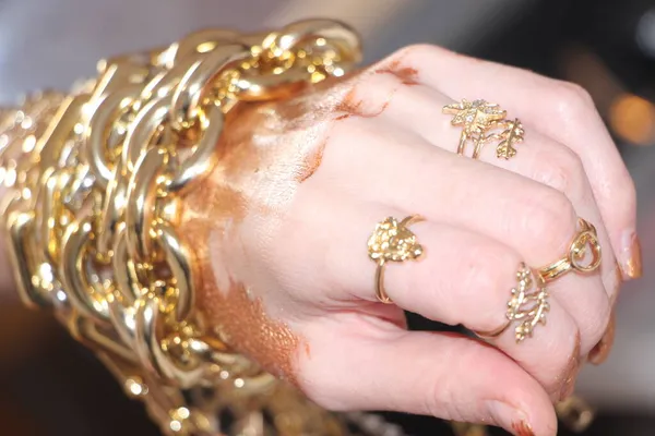 Goldene Ringe Und Armbänder Aus Nächster Nähe — Stockfoto