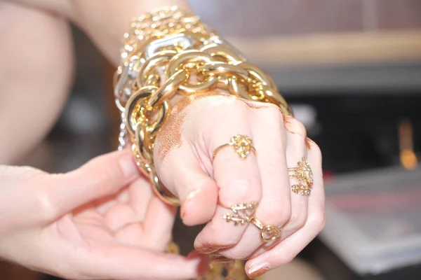 Goldene Ringe Und Armbänder Aus Nächster Nähe — Stockfoto