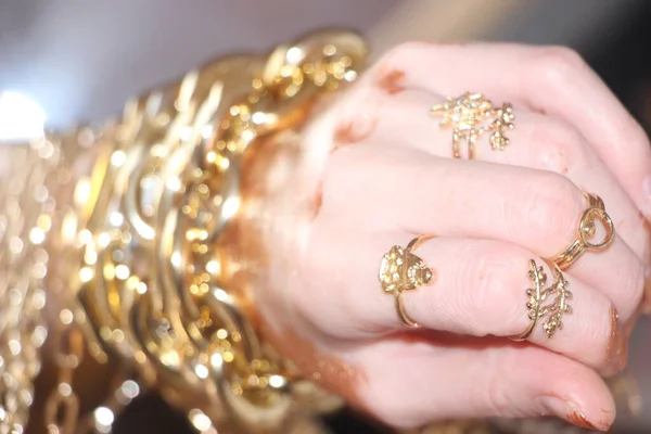 Goldene Ringe Und Armbänder Aus Nächster Nähe — Stockfoto