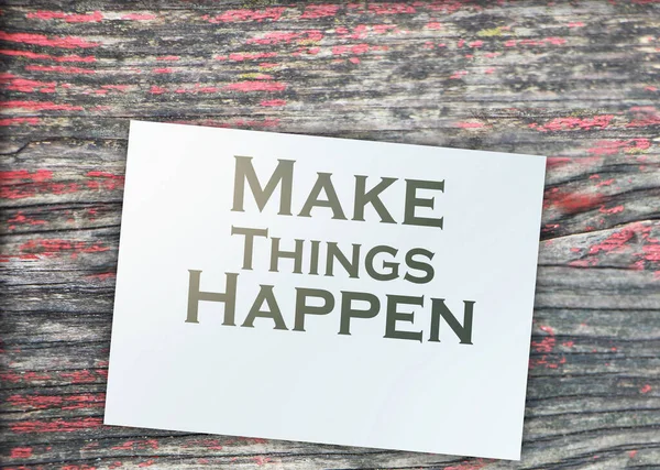 Sayfadaki kelimeleri ve tahta masanın etrafındaki kağıt para işaretlerini gerçekleştir. Finansal iş kavramı.