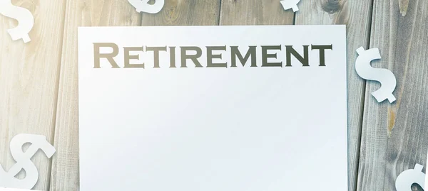 文书页上的文字退休 木制桌子上的纸页上的美元标志 成功退休 长期储蓄和投资概念 — 图库照片