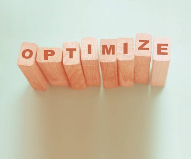 Tahta bloklardaki kelimeyi harflerle optimize et, arama motoru optimizasyonu SEO konsepti, cyan arkaplanda üst görünüm.