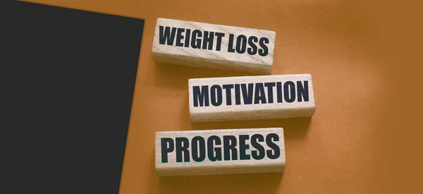 体重减轻的动机使文字在带有复制空间的木块上发展起来 成功的饮食计划健康食品减肥概念 — 图库照片