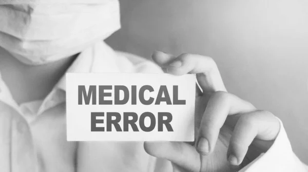 Doctor Sosteniendo Una Tarjeta Con Error Médico Concepto Médico — Foto de Stock