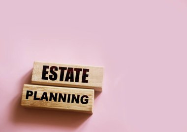Pembe arka planda tahtadan bloklar yapmayı planlıyorlar. Emlak işi kavramı.