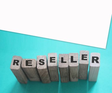 İnşaat taşlarıyla yeniden satılan bir kelime. Perakende satış konsepti.