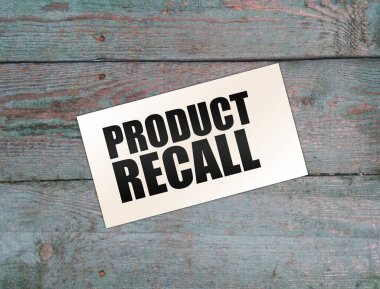 Tahta arka planda ProDUCT RECall yazılı kart. iş kavramı.