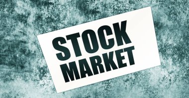 Tahta masadaki kağıt üzerinde Market kelimeleri. İş konsepti.