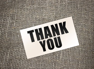 Çuval bezindeki teşekkür kartını kapat. Sığ bir alan derinliği ile vurulmuş..