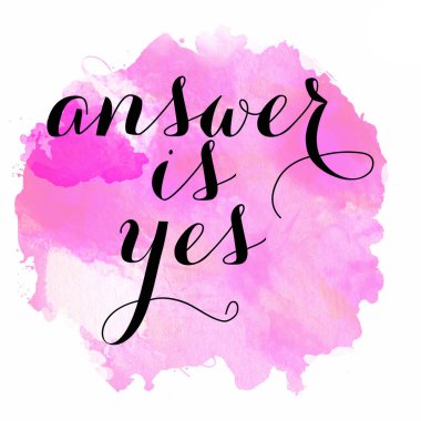 Cevap, soyut renkli arkaplan üzerindeki evet metni.