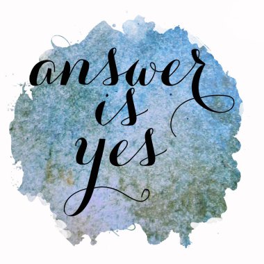 Cevap, soyut renkli arkaplan üzerindeki evet metni.