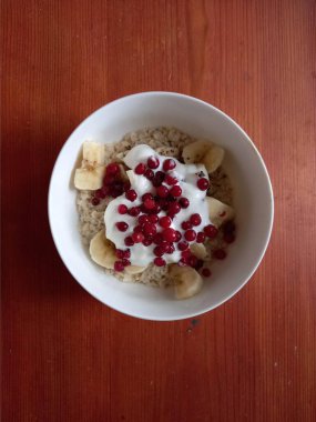 Sağlıklı kahvaltı taze çilek ile