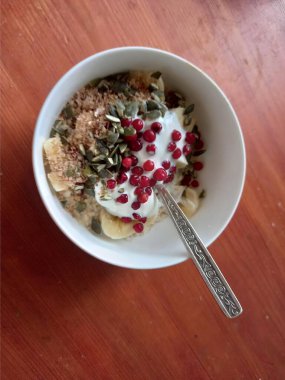 Sağlıklı kahvaltı taze çilek ile