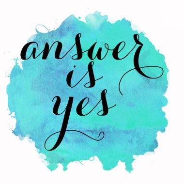 Cevap, soyut renkli arkaplan üzerindeki evet metni.