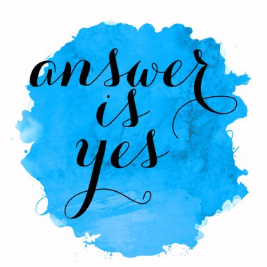 Cevap, soyut renkli arkaplan üzerindeki evet metni.