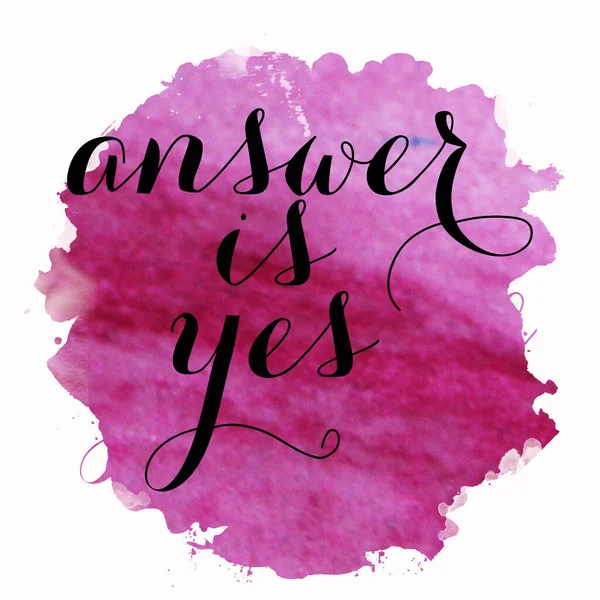 Cevap, soyut renkli arkaplan üzerindeki evet metni.
