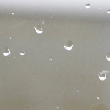 Cam zemin üzerinde su damlaları