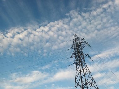 Torre de transmisión eléctrica bajo cielo azul