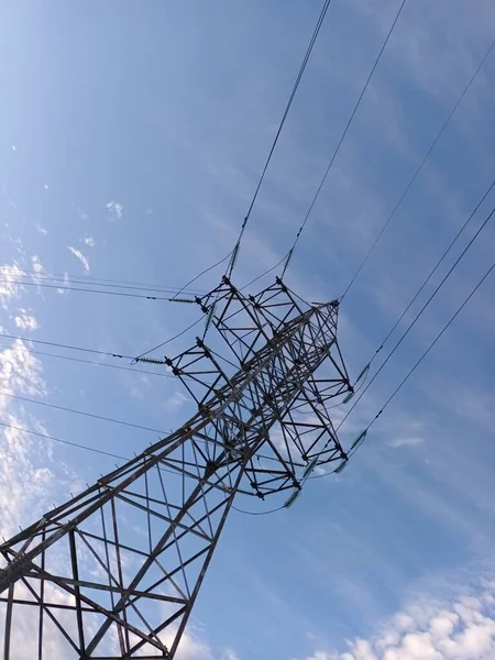 Torre Transmissão Elétrica Sob Céu Azul — Fotografia de Stock