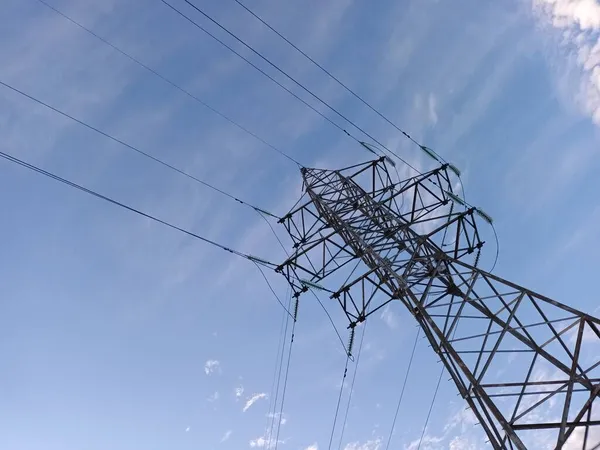 Башня Электропередачи Голубым Небом — стоковое фото