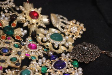 Zümrüt değerli taşlı klasik broşlar. Renkli moda lüks bir geçmişi var. Seçici odak