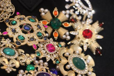 Zümrüt değerli taşlı klasik broşlar. Renkli moda lüks bir geçmişi var. Seçici odak