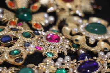 Zümrüt değerli taşlı klasik broşlar. Renkli moda lüks bir geçmişi var. Seçici odak