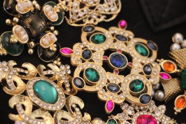 Zümrüt değerli taşlı klasik broşlar. Renkli moda lüks bir geçmişi var. Seçici odak