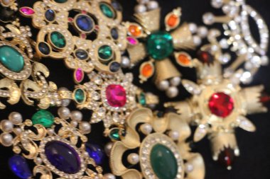 Zümrüt değerli taşlı klasik broşlar. Renkli moda lüks bir geçmişi var. Seçici odak