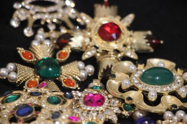 Zümrüt değerli taşlı klasik broşlar. Renkli moda lüks bir geçmişi var. Seçici odak