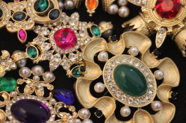 Zümrüt değerli taşlı klasik broşlar. Renkli moda lüks bir geçmişi var. Seçici odak