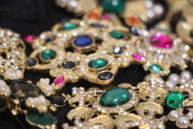 Zümrüt değerli taşlı klasik broşlar. Renkli moda lüks bir geçmişi var. Seçici odak