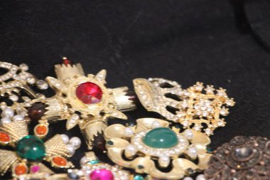 Zümrüt değerli taşlı klasik broşlar. Renkli moda lüks bir geçmişi var. Seçici odak