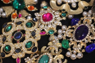 Zümrüt değerli taşlı klasik broşlar. Renkli moda lüks bir geçmişi var. Seçici odak