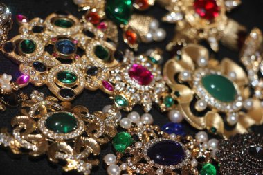 Zümrüt değerli taşlı klasik broşlar. Renkli moda lüks bir geçmişi var. Seçici odak