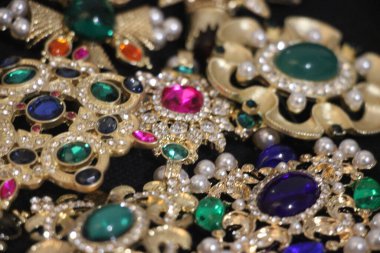 Zümrüt değerli taşlı klasik broşlar. Renkli moda lüks bir geçmişi var. Seçici odak