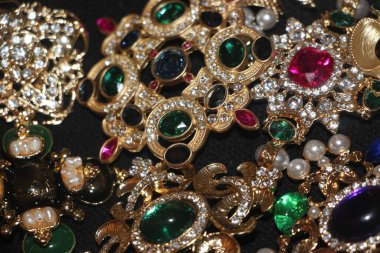 Zümrüt değerli taşlı klasik broşlar. Renkli moda lüks bir geçmişi var. Seçici odak