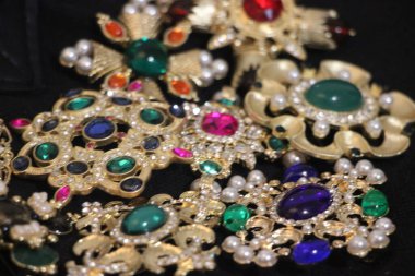 Zümrüt değerli taşlı klasik broşlar. Renkli moda lüks bir geçmişi var. Seçici odak